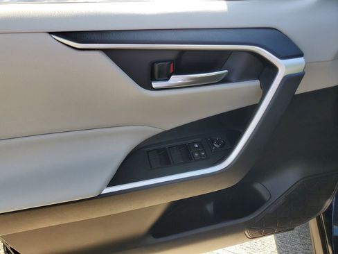 Used 2020 Toyota RAV4 XLE FWD image 18