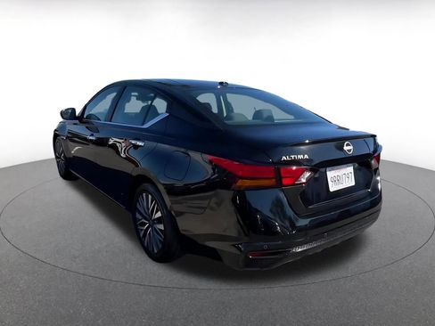 Used 2025 Nissan Altima 2.5 SV image 10