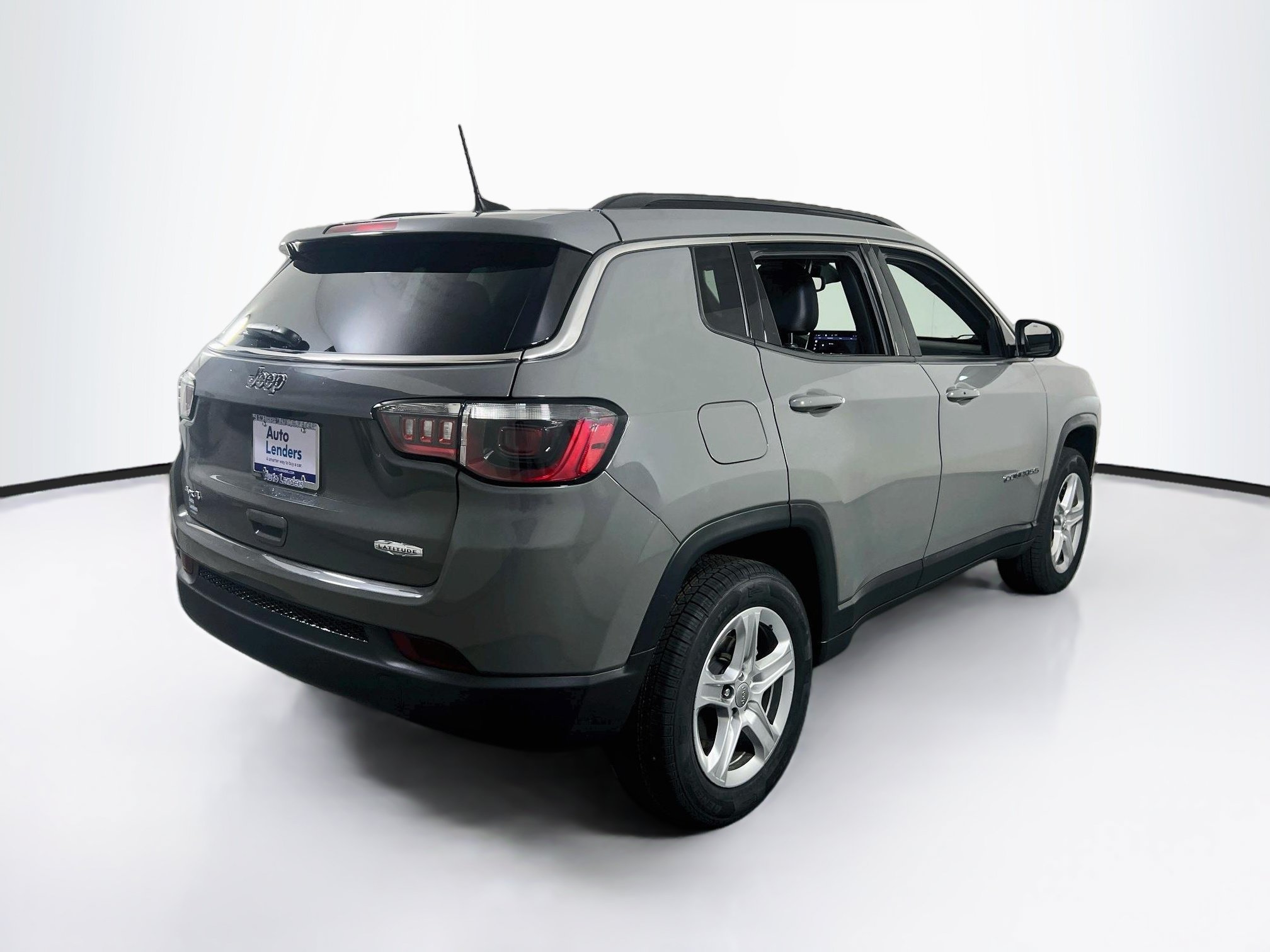 Used 2023 Jeep Compass Latitude w/ Sun and Sound Group AWD/4WD image 5