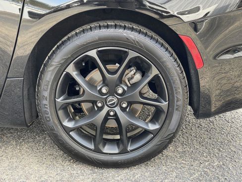 Used 2025 Chrysler Pacifica Limited image 53