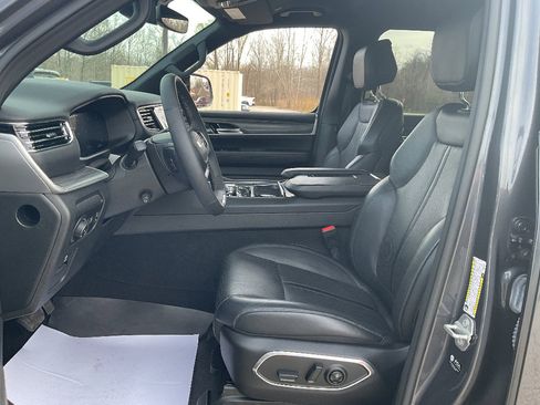 Used 2023 Jeep Wagoneer Series III w/ Preferred Equipment Group image 8