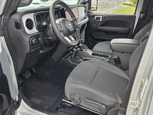 Used 2024 Jeep Wrangler Unlimited Sahara AWD/4WD image 14
