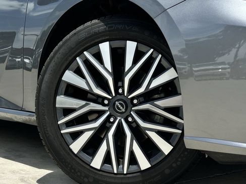 Used 2024 Nissan Altima 2.5 SV FWD image 11