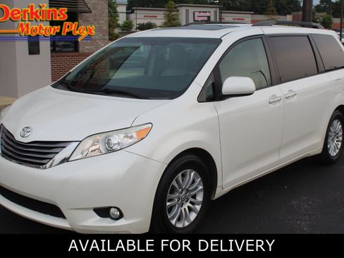 Used 2017 Toyota Sienna XLE w/ XLE Navigation Package FWD image 1