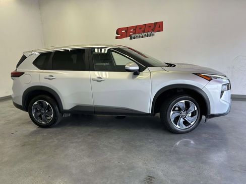 Used 2024 Nissan Rogue SV FWD image 2