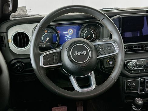 Used 2025 Jeep Wrangler Unlimited Sahara AWD/4WD image 17