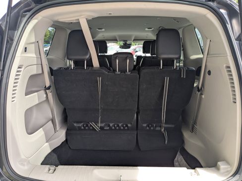 Used 2023 Chrysler Pacifica Touring-L image 12