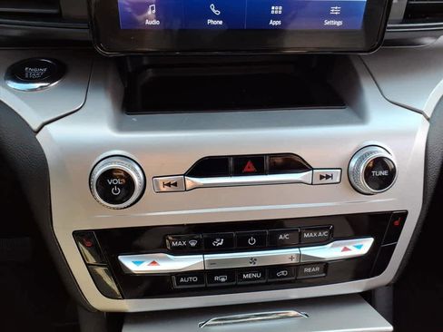 Used 2022 Ford Explorer XLT image 18