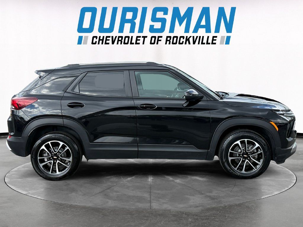 Used 2025 Chevrolet TrailBlazer LT AWD/4WD image 7