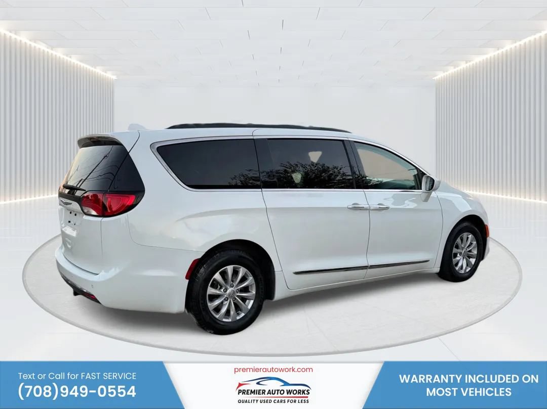 Used 2017 Chrysler Pacifica Touring-L FWD image 4