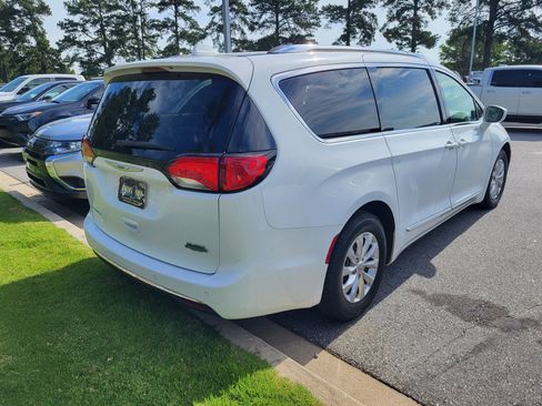 Used 2018 Chrysler Pacifica Touring-L Plus FWD image 4
