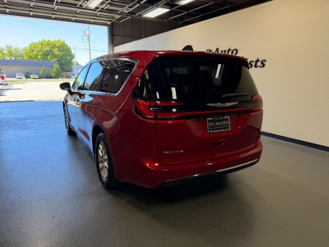 Used 2025 Chrysler Pacifica Select FWD image 3