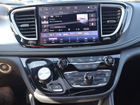 Used 2025 Chrysler Pacifica Limited FWD image 19