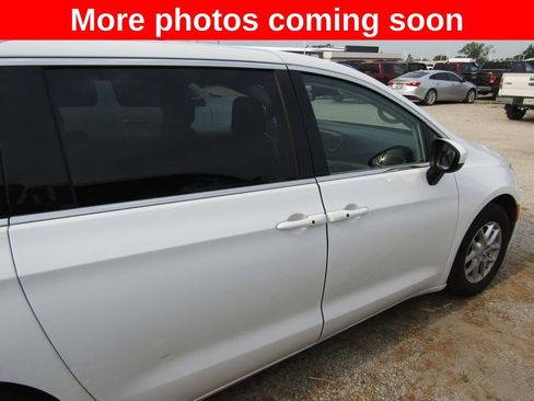 Used 2023 Chrysler Voyager LX FWD image 6