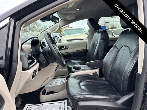 Used 2022 Chrysler Pacifica Touring-L FWD image 11