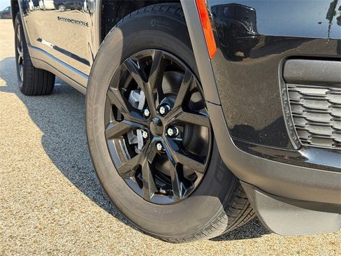 Used 2024 Jeep Grand Cherokee L Laredo image 2