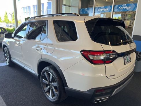 Used 2025 Honda Pilot Elite image 6