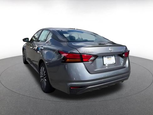 Used 2025 Nissan Altima 2.5 SV FWD image 11