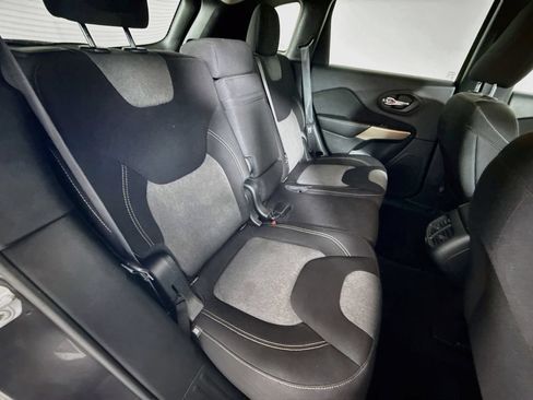 Used 2018 Jeep Cherokee Latitude w/ Altitude Package FWD image 25