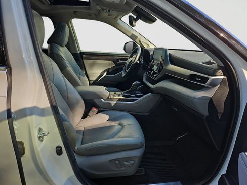 Used 2022 Toyota Highlander Limited FWD image 17