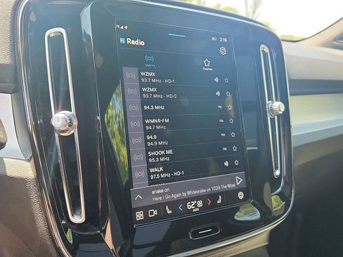 Used 2025 Volvo XC40 B5 Core image 19