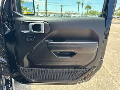 Used 2024 Jeep Wrangler Unlimited Rubicon AWD/4WD image 19