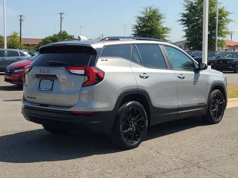 Used 2024 GMC Terrain SLE w/ Driver Convenience Package FWD image 3