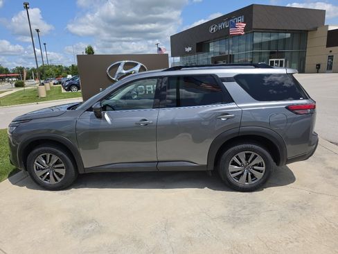 Used 2025 Nissan Pathfinder SV AWD/4WD image 8