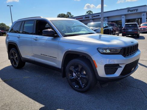 New 2025 Jeep Grand Cherokee Altitude image 14