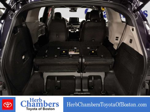 Used 2023 Toyota Sienna Platinum AWD/4WD image 4