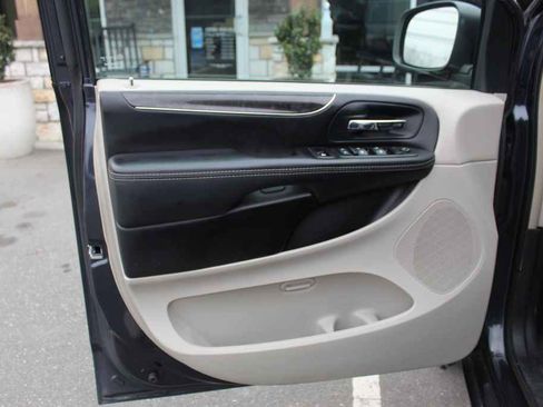 Used 2014 Chrysler Town & Country Touring image 11