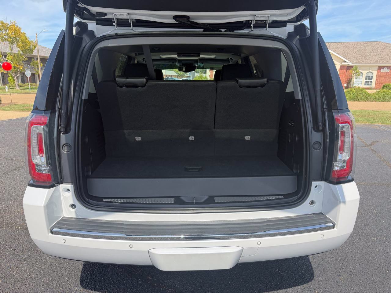 Used 2020 GMC Yukon Denali w/ Denali Premium Package RWD image 17
