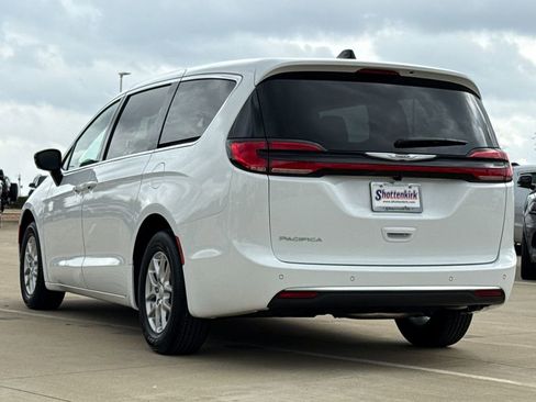 New 2026 Chrysler Pacifica Select image 6