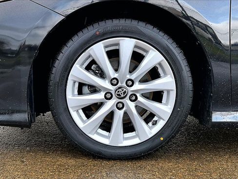 Used 2019 Toyota Camry LE image 12