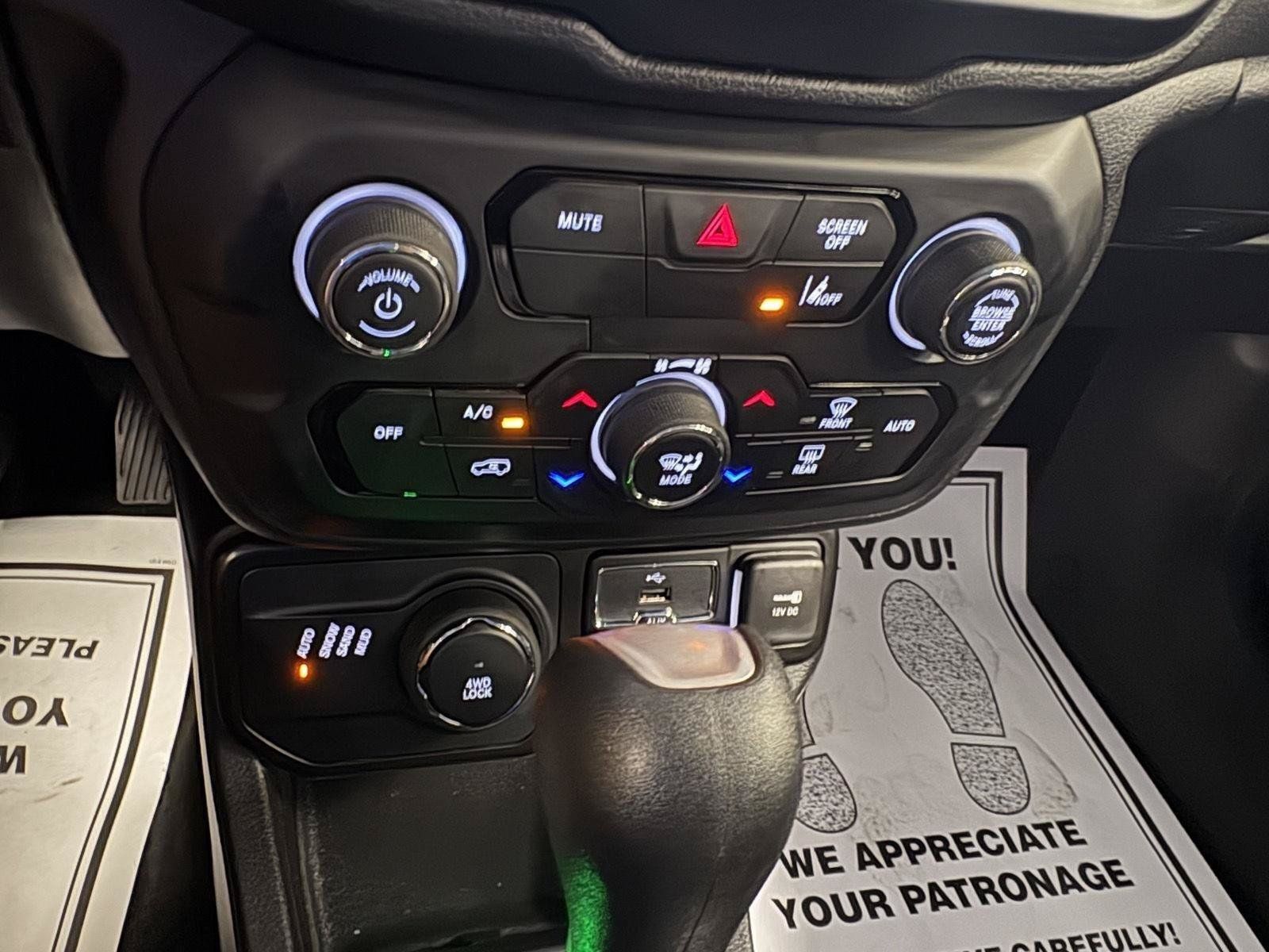 Used 2023 Jeep Renegade Latitude AWD/4WD image 30