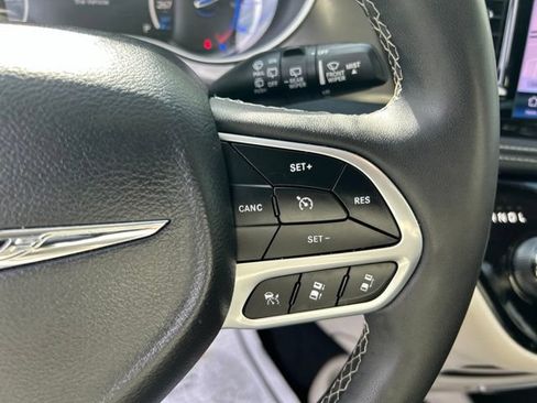 Used 2024 Chrysler Pacifica Limited FWD image 16