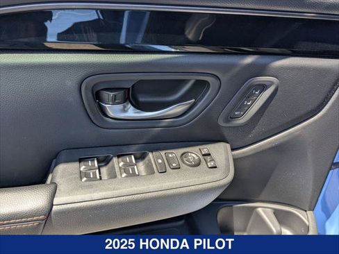 Used 2025 Honda Pilot TrailSport image 11