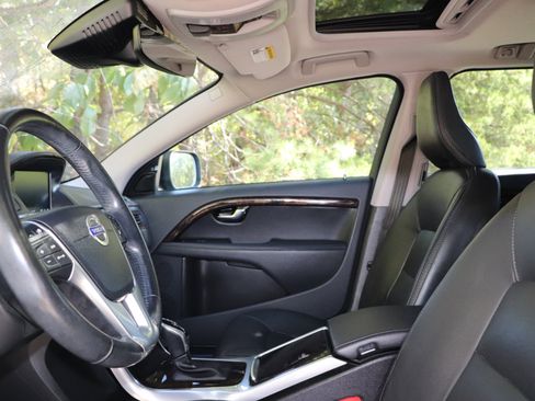 Used 2016 Volvo XC70 T5 Platinum w/ Climate Package image 10