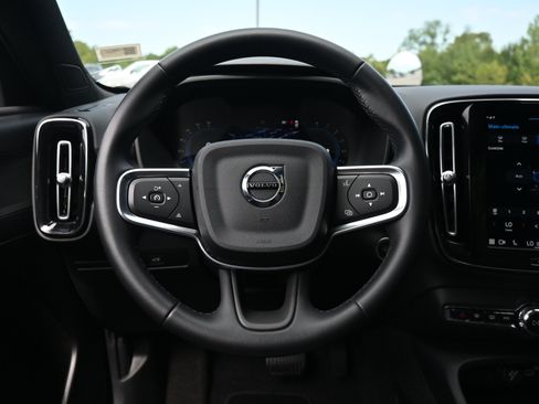 Used 2025 Volvo XC40 B5 Core image 25
