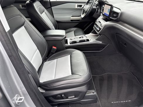 Used 2022 Ford Explorer XLT w/ Equipment Group 202A image 13