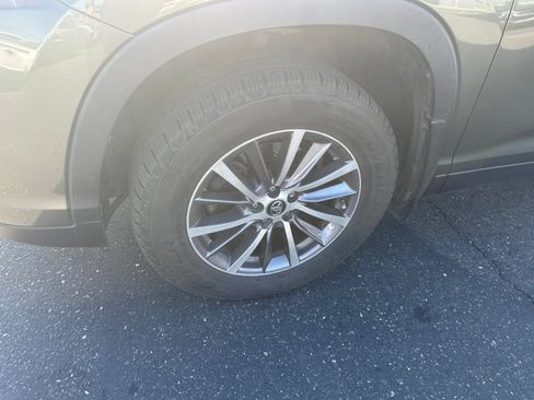 Used 2019 Toyota Highlander XLE AWD/4WD image 5