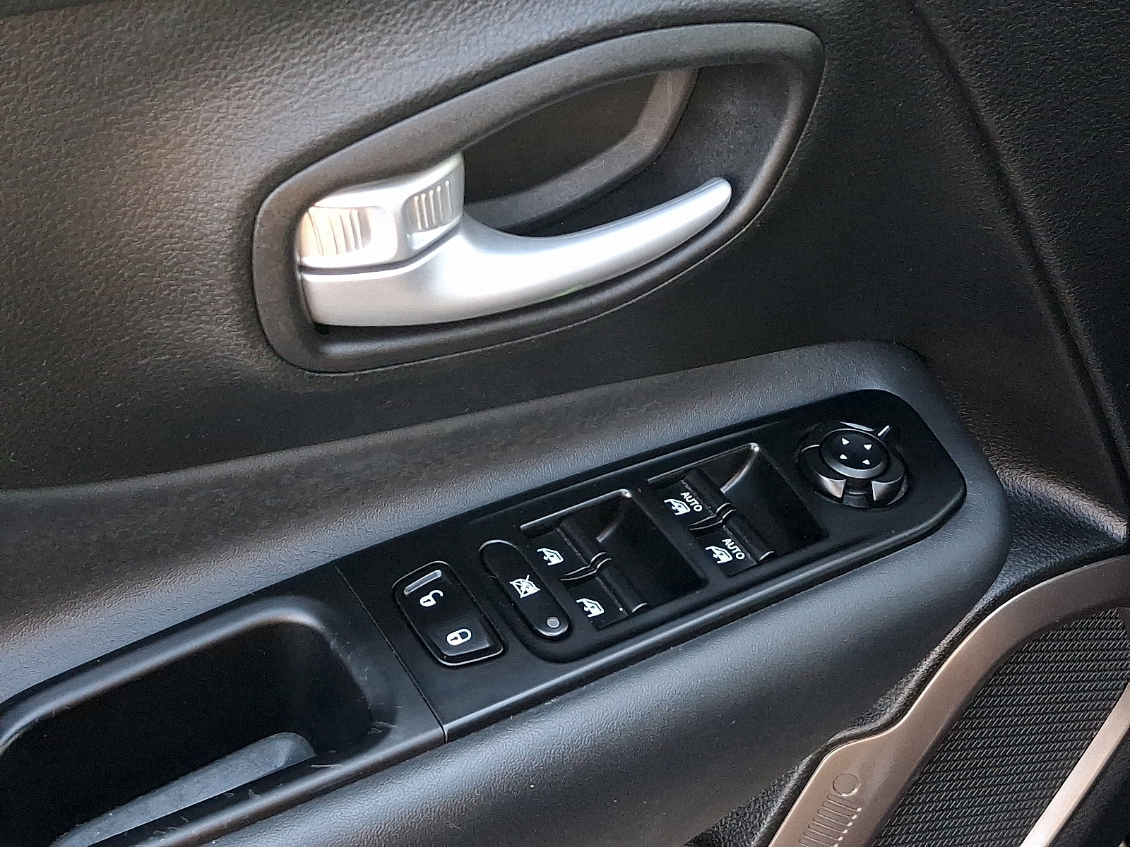 Certified 2023 Jeep Renegade Latitude AWD/4WD image 12