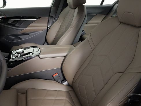 Used 2025 BMW 530i image 40