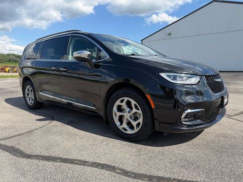 Used 2022 Chrysler Pacifica Limited AWD/4WD image 3