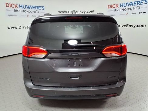 Used 2020 Chrysler Pacifica Limited w/ S Appearance Package FWD image 5