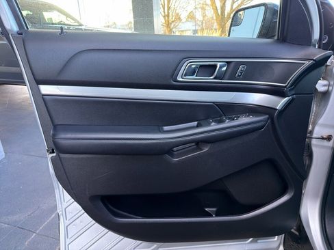 Used 2017 Ford Explorer XLT image 15