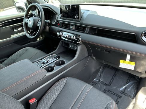 Used 2025 Honda Pilot Sport image 10