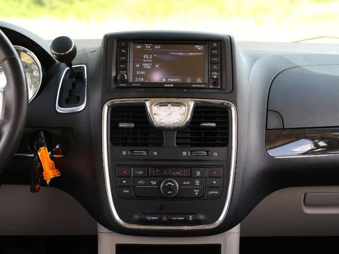 Used 2013 Chrysler Town & Country Touring FWD image 34