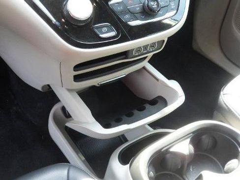 Used 2024 Chrysler Pacifica Touring-L FWD image 21
