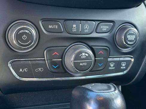 Used 2022 Jeep Cherokee Limited image 26